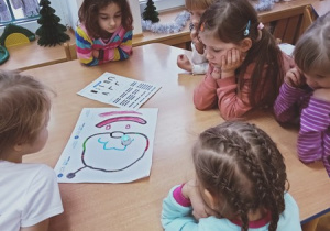 Zakodowany robocik powinien wjechać na czapkę Mikołaja